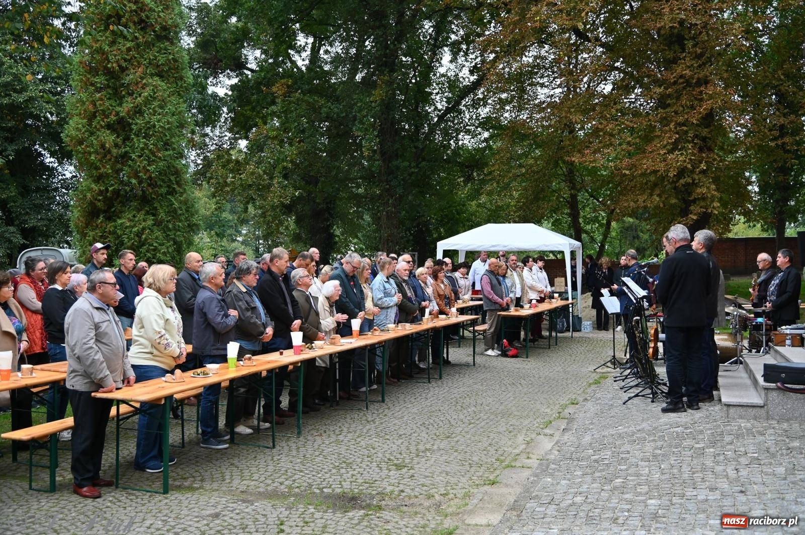 Zdjęcie w galerii na portalu naszraciborz.pl: Muzyka na wzgórzu i zwiedzanie kaplicy – koncert, który obudził ciszę cmentarza ewangelickiego w Raciborzu wiadomości z regionu