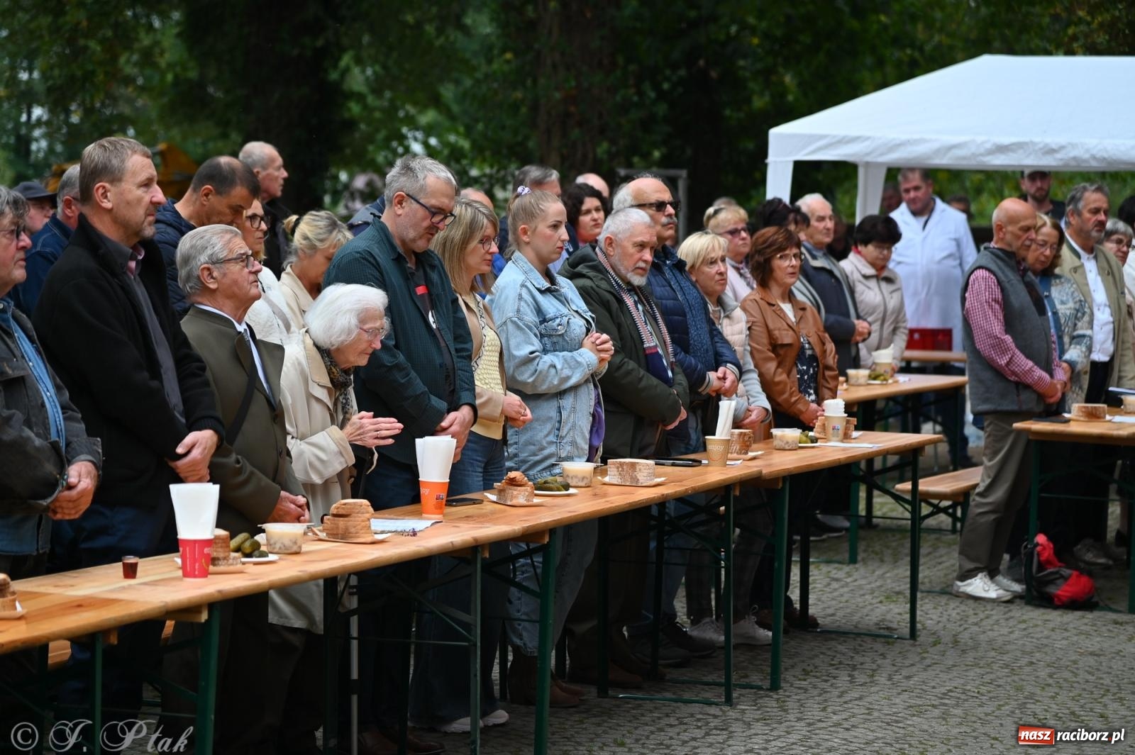 Zdjęcie w galerii na portalu naszraciborz.pl: Muzyka na wzgórzu i zwiedzanie kaplicy – koncert, który obudził ciszę cmentarza ewangelickiego w Raciborzu wiadomości z regionu