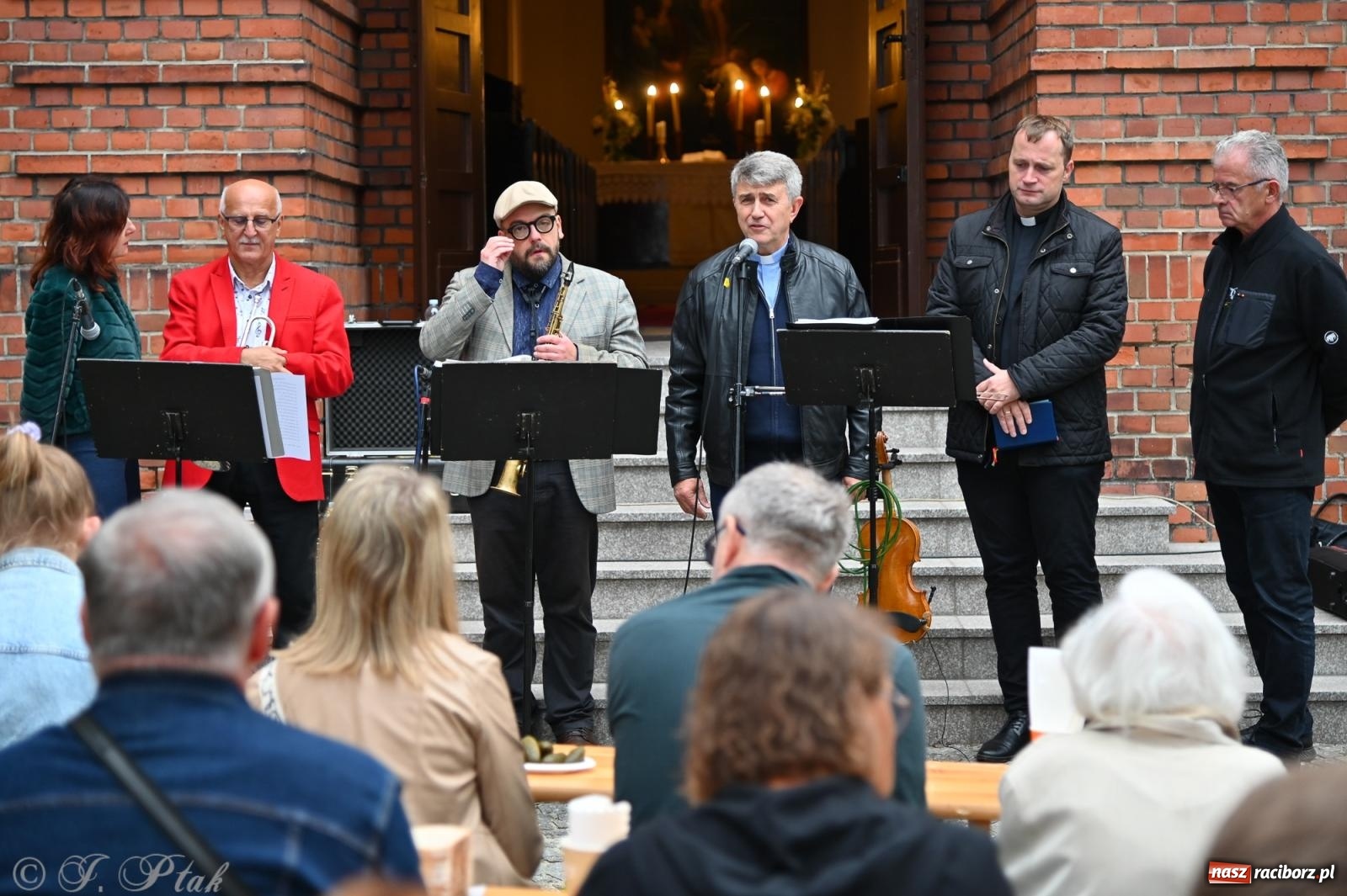 Zdjęcie w galerii na portalu naszraciborz.pl: Muzyka na wzgórzu i zwiedzanie kaplicy – koncert, który obudził ciszę cmentarza ewangelickiego w Raciborzu wiadomości z regionu