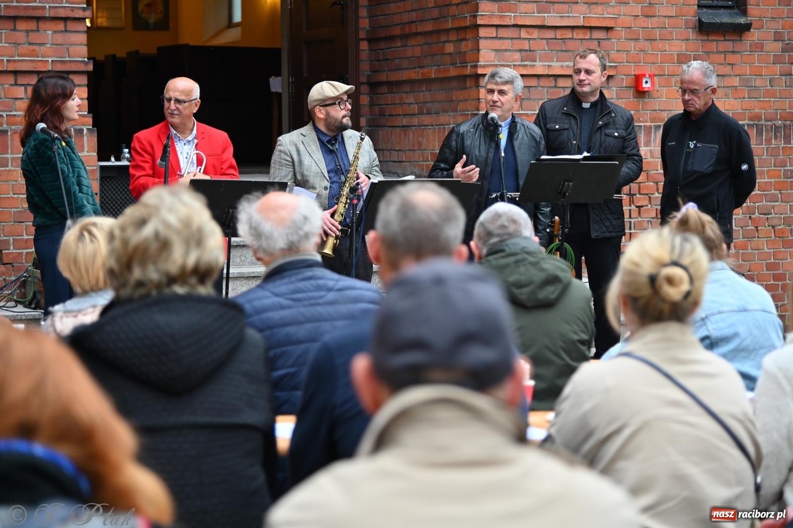 Zdjęcie w galerii na portalu naszraciborz.pl: Muzyka na wzgórzu i zwiedzanie kaplicy – koncert, który obudził ciszę cmentarza ewangelickiego w Raciborzu wiadomości z regionu