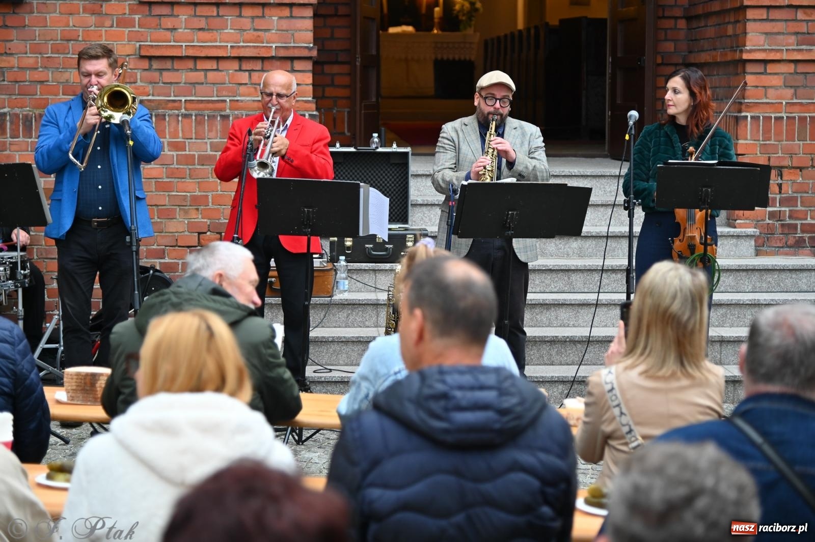 Zdjęcie w galerii na portalu naszraciborz.pl: Muzyka na wzgórzu i zwiedzanie kaplicy – koncert, który obudził ciszę cmentarza ewangelickiego w Raciborzu wiadomości z regionu