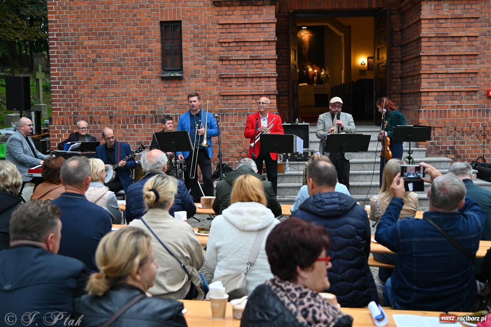 Zdjęcie w galerii na portalu naszraciborz.pl: Muzyka na wzgórzu i zwiedzanie kaplicy – koncert, który obudził ciszę cmentarza ewangelickiego w Raciborzu wiadomości z regionu
