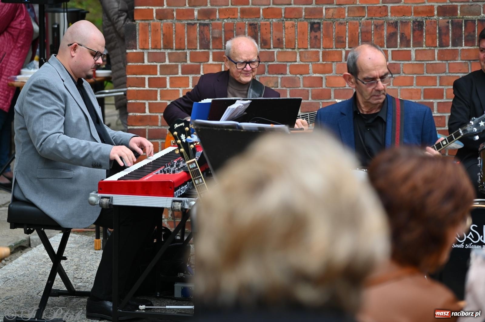 Zdjęcie w galerii na portalu naszraciborz.pl: Muzyka na wzgórzu i zwiedzanie kaplicy – koncert, który obudził ciszę cmentarza ewangelickiego w Raciborzu wiadomości z regionu