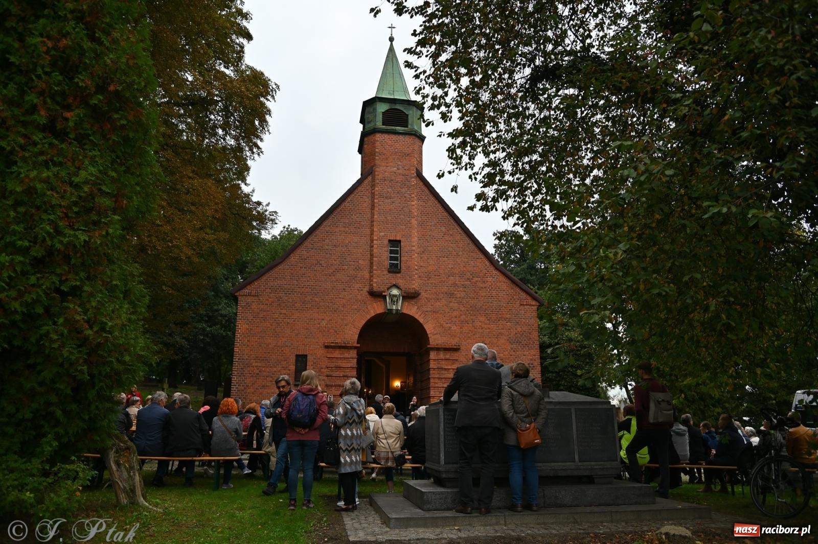 Zdjęcie w galerii na portalu naszraciborz.pl: Muzyka na wzgórzu i zwiedzanie kaplicy – koncert, który obudził ciszę cmentarza ewangelickiego w Raciborzu wiadomości z regionu