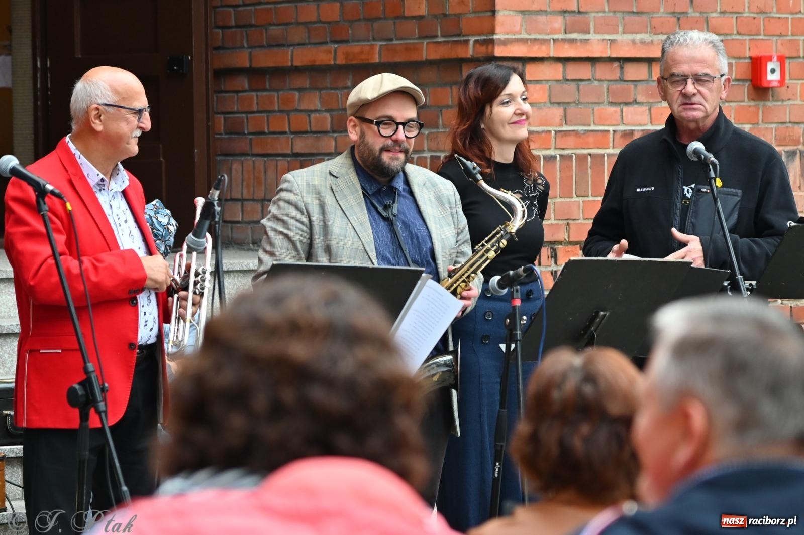 Zdjęcie w galerii na portalu naszraciborz.pl: Muzyka na wzgórzu i zwiedzanie kaplicy – koncert, który obudził ciszę cmentarza ewangelickiego w Raciborzu wiadomości z regionu