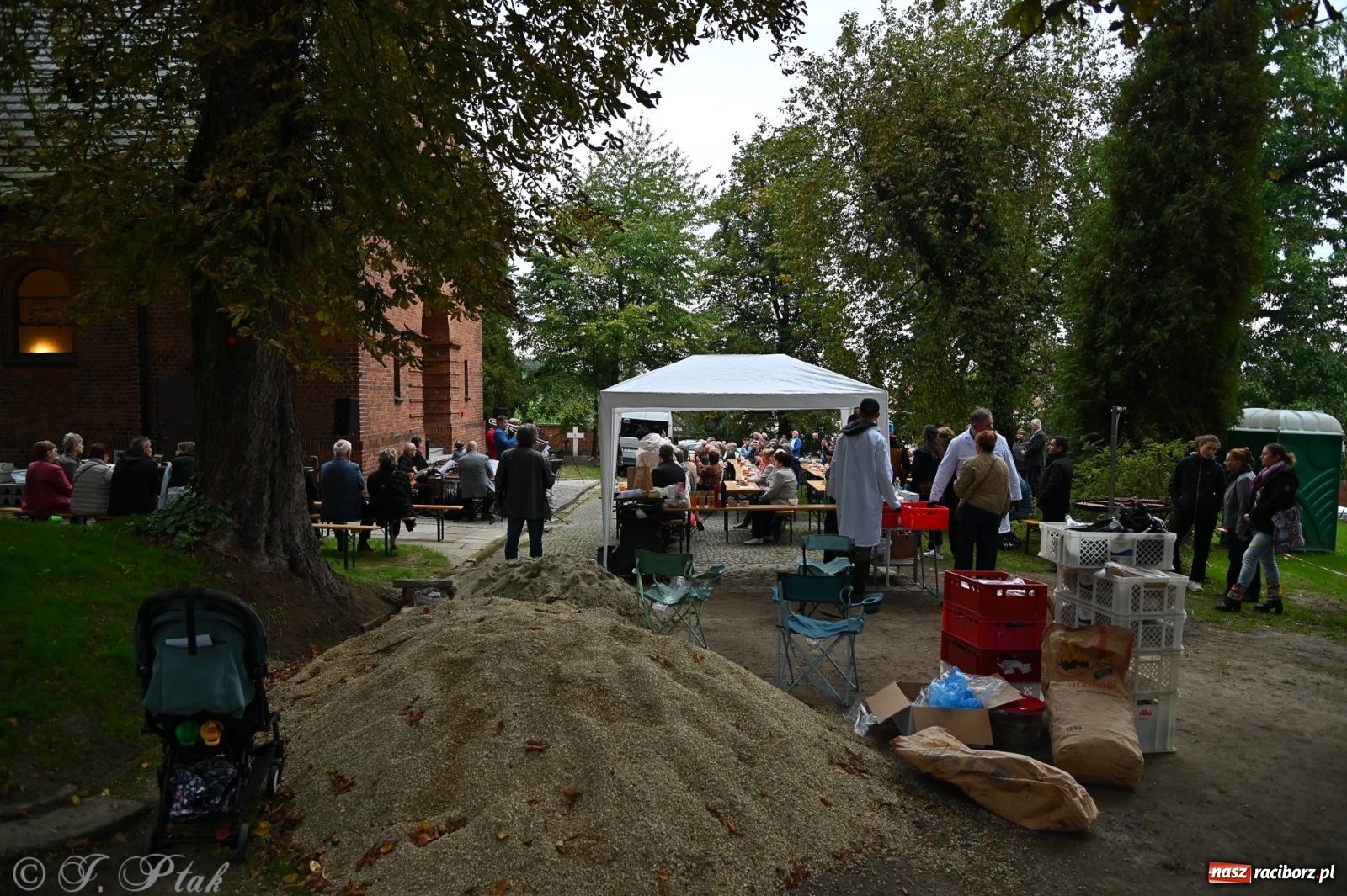 Zdjęcie w galerii na portalu naszraciborz.pl: Muzyka na wzgórzu i zwiedzanie kaplicy – koncert, który obudził ciszę cmentarza ewangelickiego w Raciborzu wiadomości z regionu