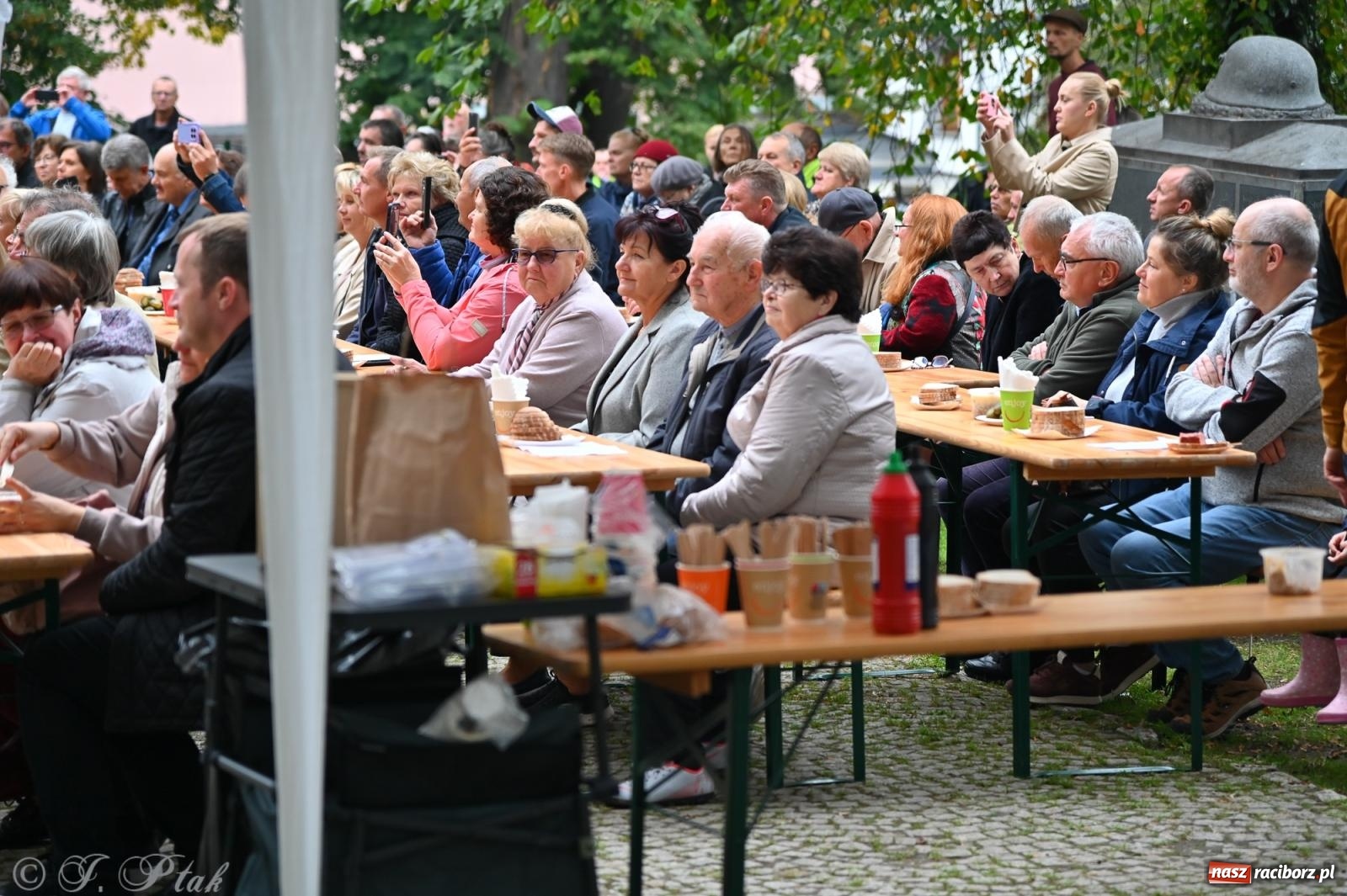 Zdjęcie w galerii na portalu naszraciborz.pl: Muzyka na wzgórzu i zwiedzanie kaplicy – koncert, który obudził ciszę cmentarza ewangelickiego w Raciborzu wiadomości z regionu