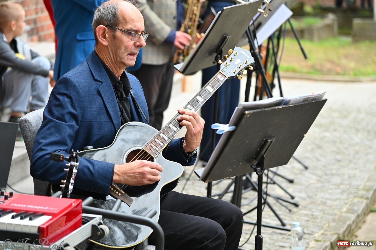 Zdjęcie w galerii na portalu naszraciborz.pl: Muzyka na wzgórzu i zwiedzanie kaplicy – koncert, który obudził ciszę cmentarza ewangelickiego w Raciborzu wiadomości z regionu