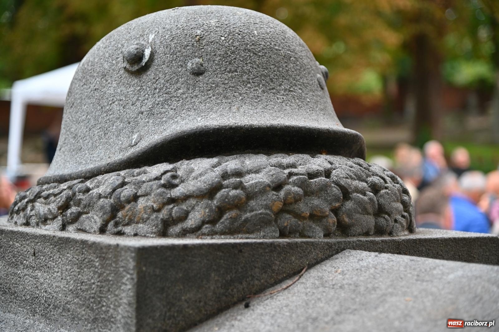 Zdjęcie w galerii na portalu naszraciborz.pl: Muzyka na wzgórzu i zwiedzanie kaplicy – koncert, który obudził ciszę cmentarza ewangelickiego w Raciborzu wiadomości z regionu