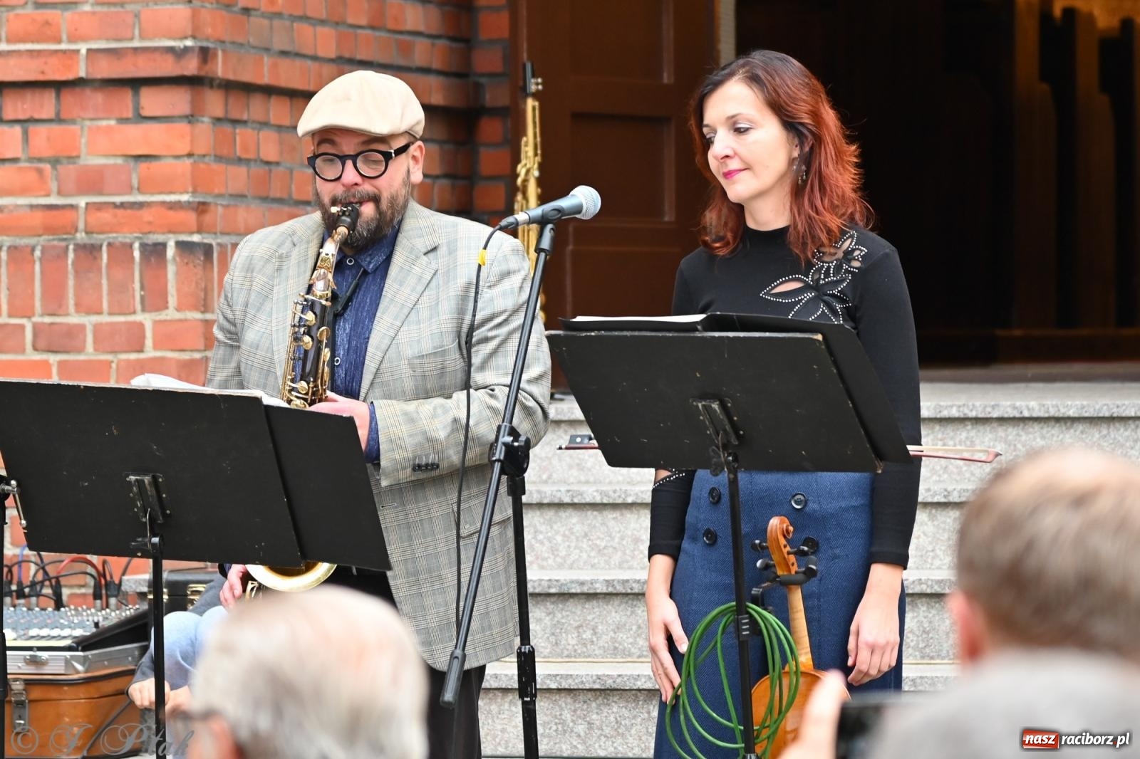 Zdjęcie w galerii na portalu naszraciborz.pl: Muzyka na wzgórzu i zwiedzanie kaplicy – koncert, który obudził ciszę cmentarza ewangelickiego w Raciborzu wiadomości z regionu