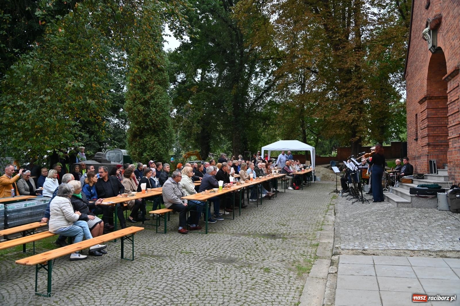 Zdjęcie w galerii na portalu naszraciborz.pl: Muzyka na wzgórzu i zwiedzanie kaplicy – koncert, który obudził ciszę cmentarza ewangelickiego w Raciborzu wiadomości z regionu