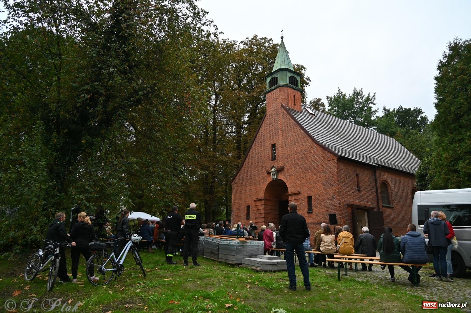 Zdjęcie w galerii na portalu naszraciborz.pl: Muzyka na wzgórzu i zwiedzanie kaplicy – koncert, który obudził ciszę cmentarza ewangelickiego w Raciborzu wiadomości z regionu