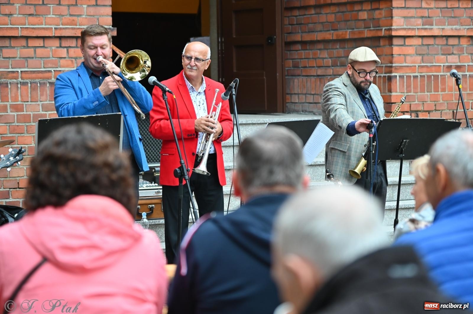 Zdjęcie w galerii na portalu naszraciborz.pl: Muzyka na wzgórzu i zwiedzanie kaplicy – koncert, który obudził ciszę cmentarza ewangelickiego w Raciborzu wiadomości z regionu