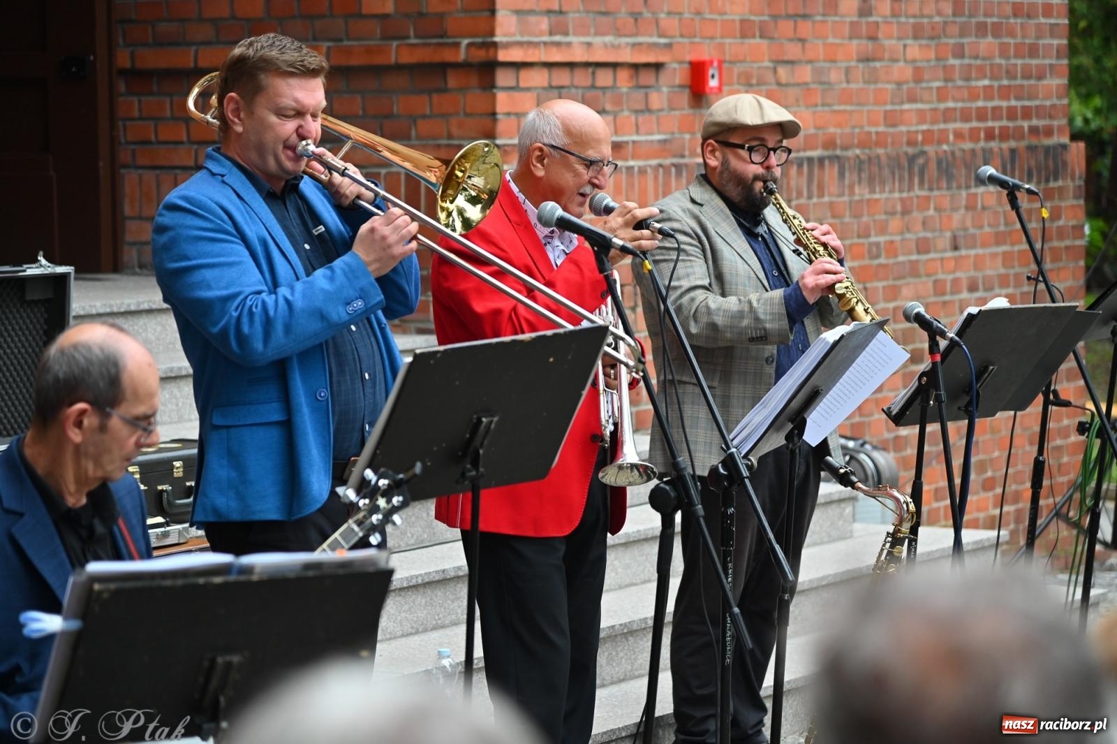 Zdjęcie w galerii na portalu naszraciborz.pl: Muzyka na wzgórzu i zwiedzanie kaplicy – koncert, który obudził ciszę cmentarza ewangelickiego w Raciborzu wiadomości z regionu