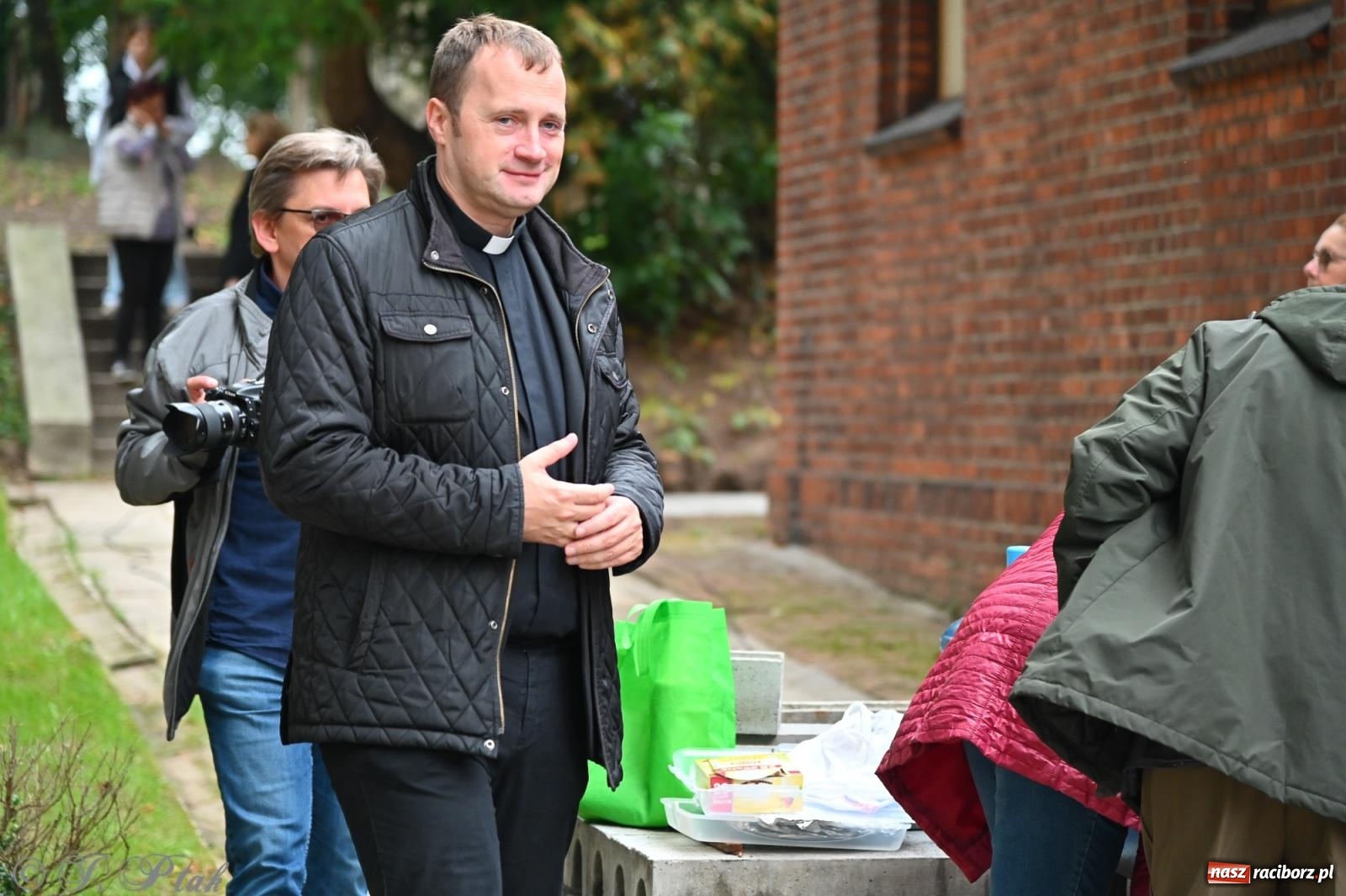 Zdjęcie w galerii na portalu naszraciborz.pl: Muzyka na wzgórzu i zwiedzanie kaplicy – koncert, który obudził ciszę cmentarza ewangelickiego w Raciborzu wiadomości z regionu
