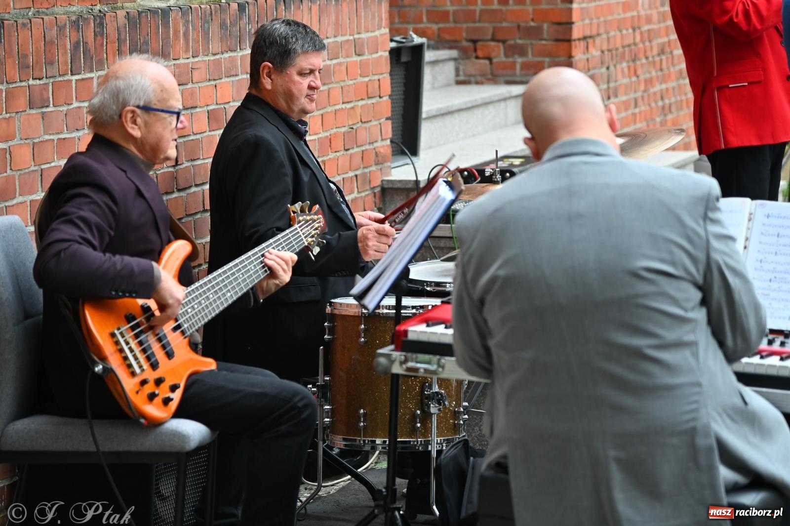 Zdjęcie w galerii na portalu naszraciborz.pl: Muzyka na wzgórzu i zwiedzanie kaplicy – koncert, który obudził ciszę cmentarza ewangelickiego w Raciborzu wiadomości z regionu