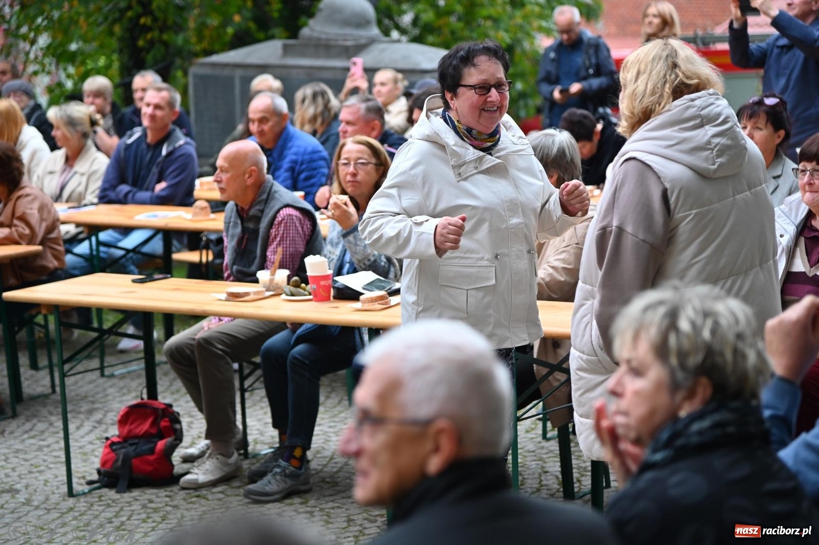 Zdjęcie w galerii na portalu naszraciborz.pl: Muzyka na wzgórzu i zwiedzanie kaplicy – koncert, który obudził ciszę cmentarza ewangelickiego w Raciborzu wiadomości z regionu