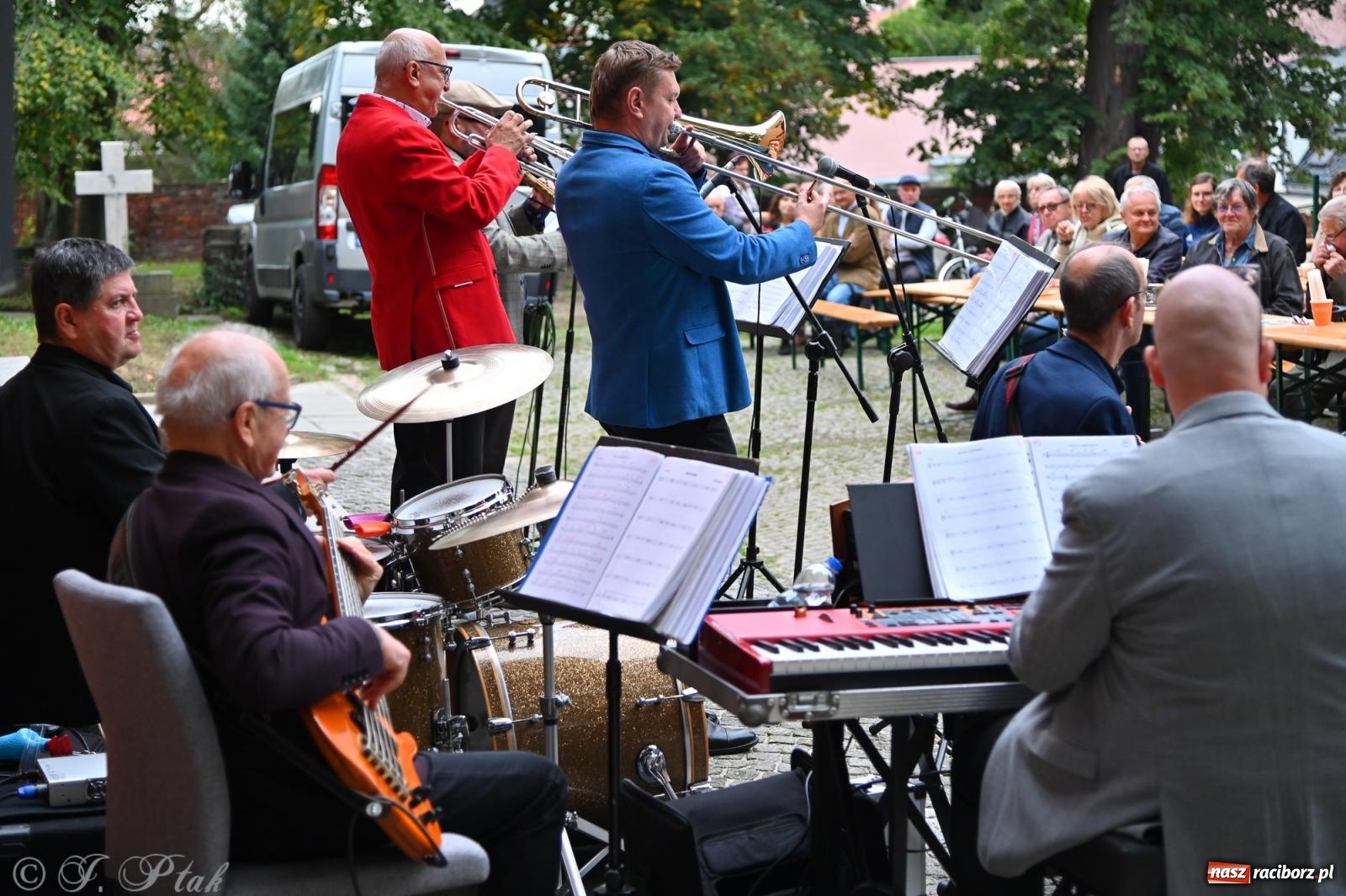 Zdjęcie w galerii na portalu naszraciborz.pl: Muzyka na wzgórzu i zwiedzanie kaplicy – koncert, który obudził ciszę cmentarza ewangelickiego w Raciborzu wiadomości z regionu