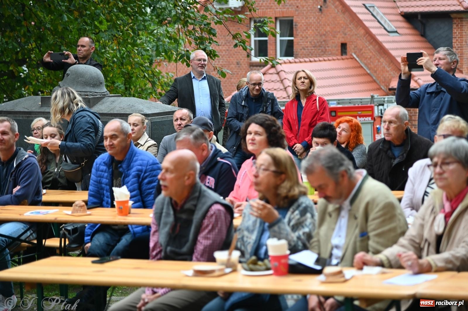 Zdjęcie w galerii na portalu naszraciborz.pl: Muzyka na wzgórzu i zwiedzanie kaplicy – koncert, który obudził ciszę cmentarza ewangelickiego w Raciborzu wiadomości z regionu