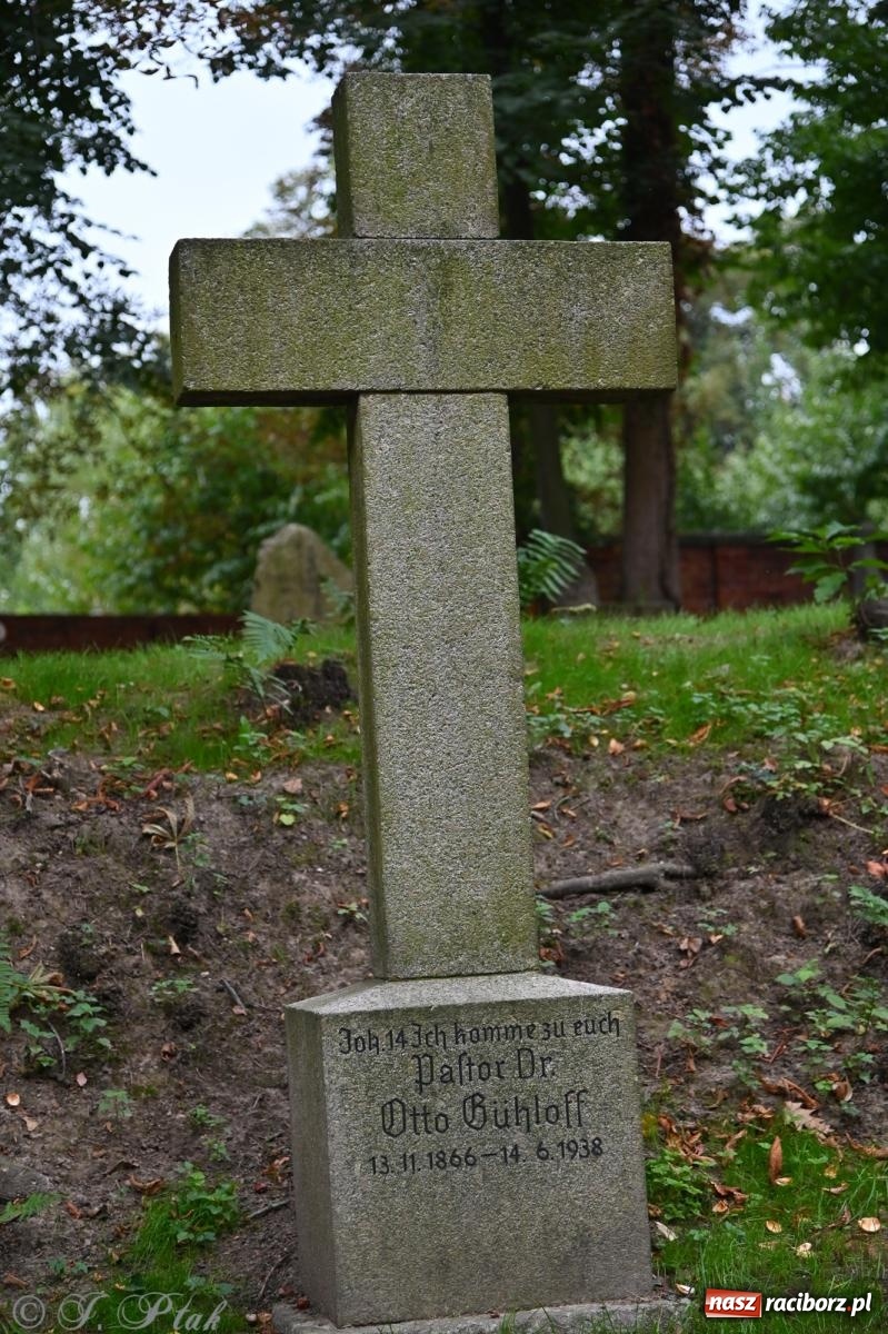 Zdjęcie w galerii na portalu naszraciborz.pl: Muzyka na wzgórzu i zwiedzanie kaplicy – koncert, który obudził ciszę cmentarza ewangelickiego w Raciborzu wiadomości z regionu