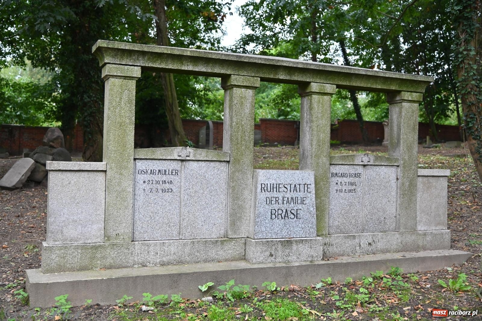 Zdjęcie w galerii na portalu naszraciborz.pl: Muzyka na wzgórzu i zwiedzanie kaplicy – koncert, który obudził ciszę cmentarza ewangelickiego w Raciborzu wiadomości z regionu