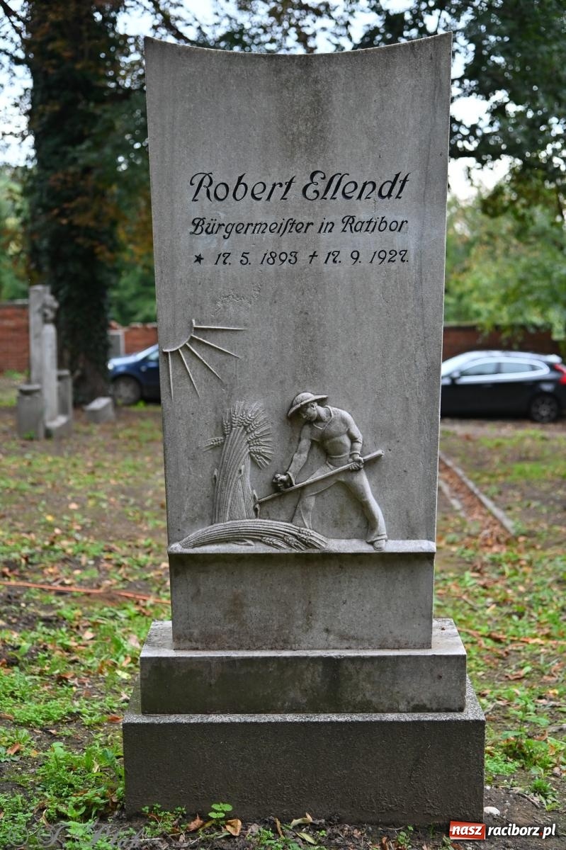 Zdjęcie w galerii na portalu naszraciborz.pl: Muzyka na wzgórzu i zwiedzanie kaplicy – koncert, który obudził ciszę cmentarza ewangelickiego w Raciborzu wiadomości z regionu