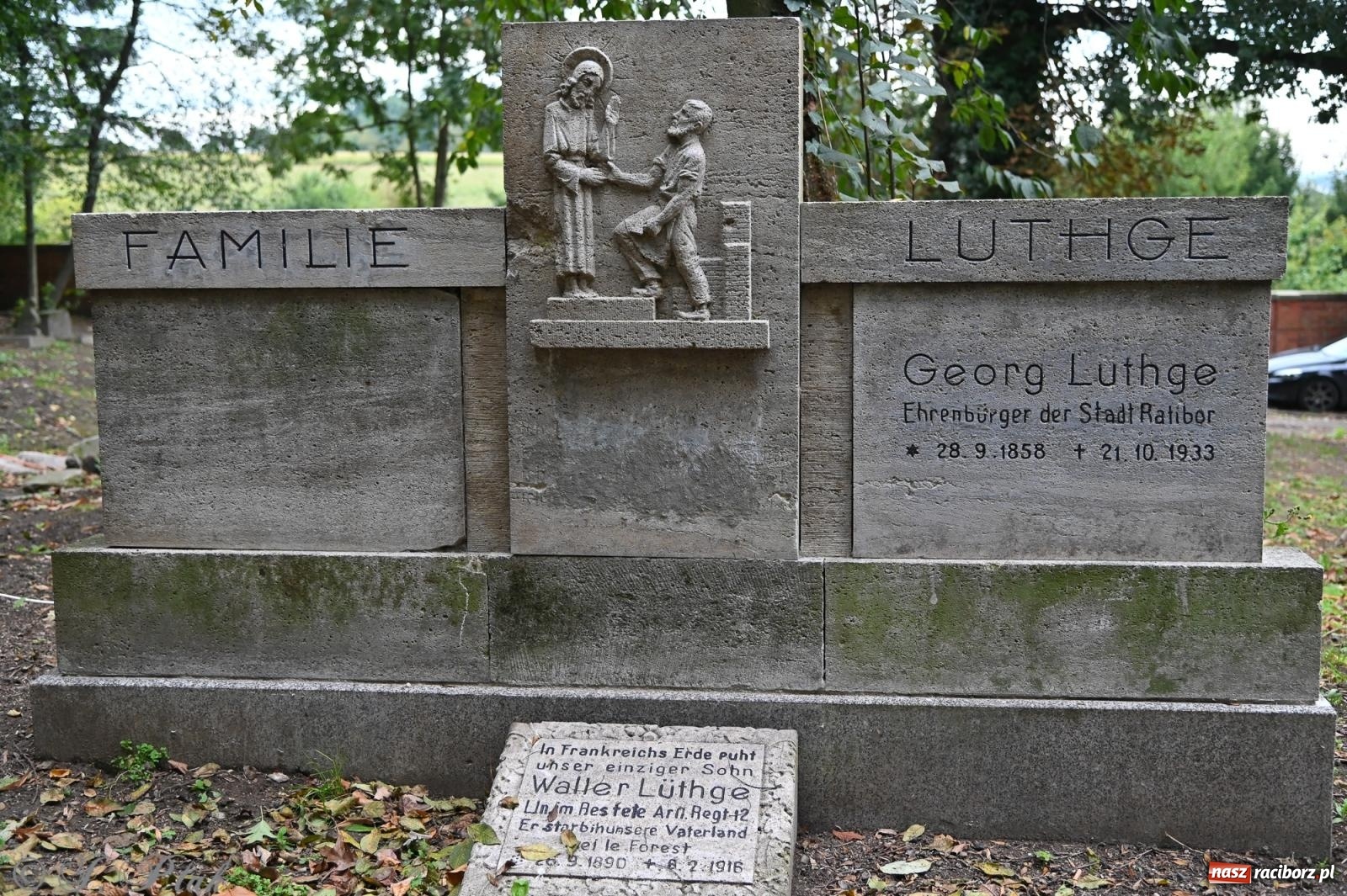 Zdjęcie w galerii na portalu naszraciborz.pl: Muzyka na wzgórzu i zwiedzanie kaplicy – koncert, który obudził ciszę cmentarza ewangelickiego w Raciborzu wiadomości z regionu