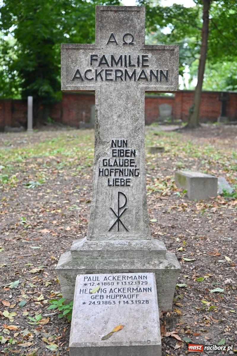 Zdjęcie w galerii na portalu naszraciborz.pl: Muzyka na wzgórzu i zwiedzanie kaplicy – koncert, który obudził ciszę cmentarza ewangelickiego w Raciborzu wiadomości z regionu