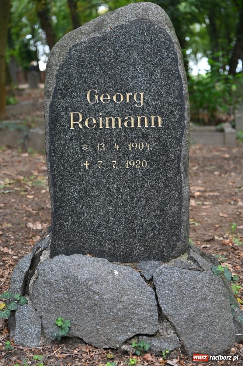 Zdjęcie w galerii na portalu naszraciborz.pl: Muzyka na wzgórzu i zwiedzanie kaplicy – koncert, który obudził ciszę cmentarza ewangelickiego w Raciborzu wiadomości z regionu