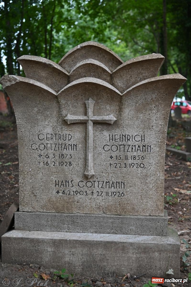 Zdjęcie w galerii na portalu naszraciborz.pl: Muzyka na wzgórzu i zwiedzanie kaplicy – koncert, który obudził ciszę cmentarza ewangelickiego w Raciborzu wiadomości z regionu