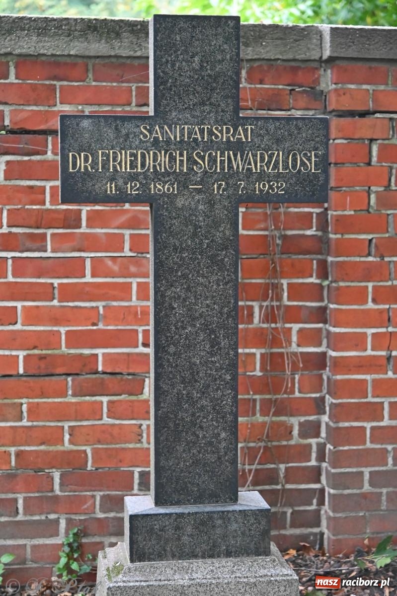 Zdjęcie w galerii na portalu naszraciborz.pl: Muzyka na wzgórzu i zwiedzanie kaplicy – koncert, który obudził ciszę cmentarza ewangelickiego w Raciborzu wiadomości z regionu