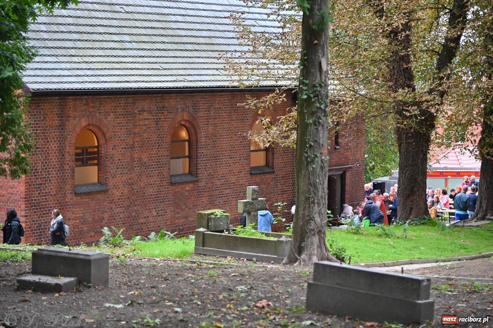 Zdjęcie w galerii na portalu naszraciborz.pl: Muzyka na wzgórzu i zwiedzanie kaplicy – koncert, który obudził ciszę cmentarza ewangelickiego w Raciborzu wiadomości z regionu