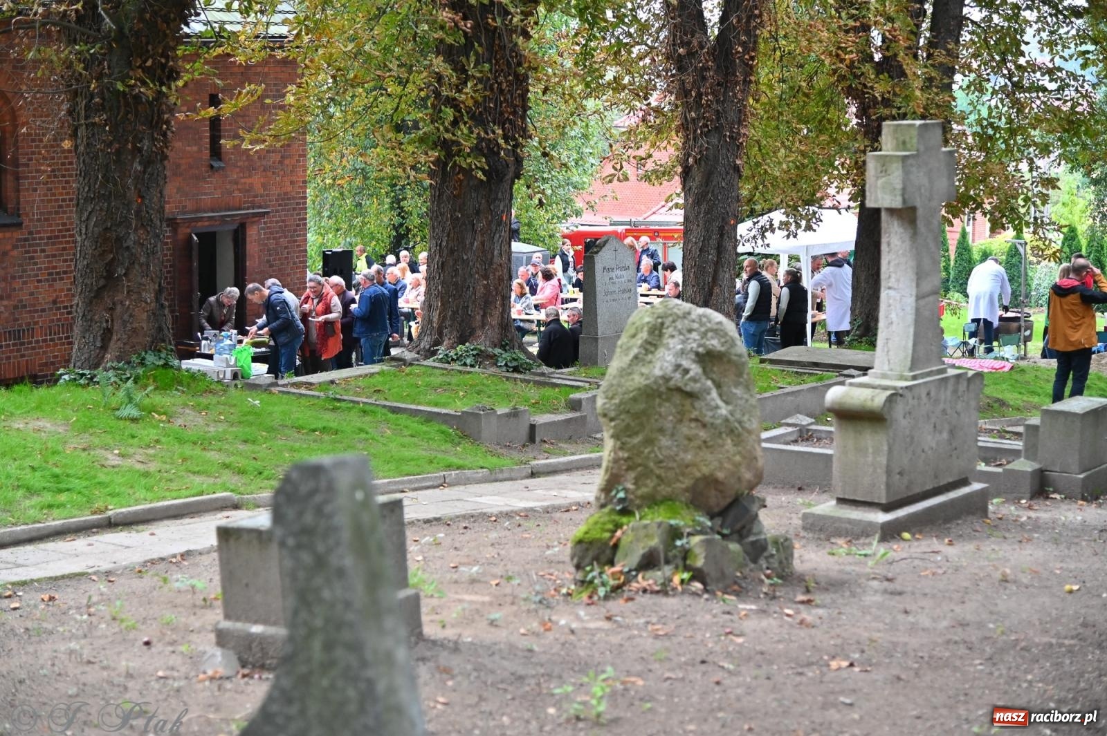 Zdjęcie w galerii na portalu naszraciborz.pl: Muzyka na wzgórzu i zwiedzanie kaplicy – koncert, który obudził ciszę cmentarza ewangelickiego w Raciborzu wiadomości z regionu