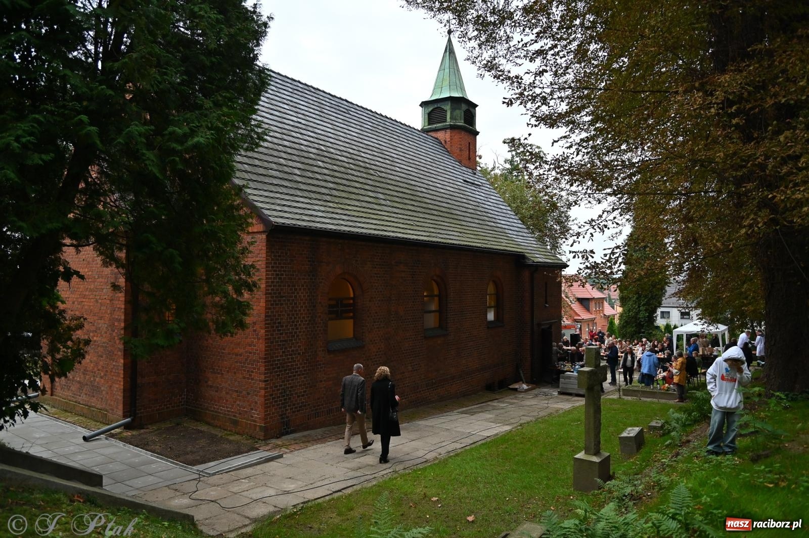 Zdjęcie w galerii na portalu naszraciborz.pl: Muzyka na wzgórzu i zwiedzanie kaplicy – koncert, który obudził ciszę cmentarza ewangelickiego w Raciborzu wiadomości z regionu