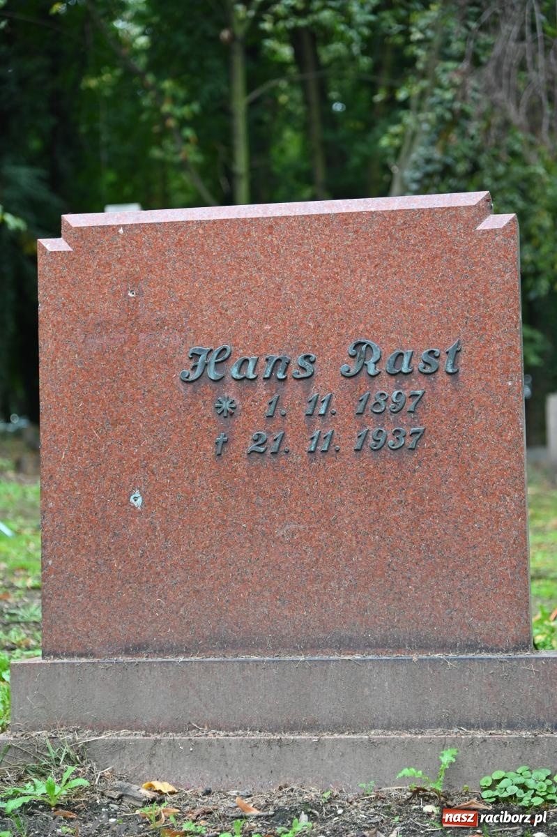 Zdjęcie w galerii na portalu naszraciborz.pl: Muzyka na wzgórzu i zwiedzanie kaplicy – koncert, który obudził ciszę cmentarza ewangelickiego w Raciborzu wiadomości z regionu