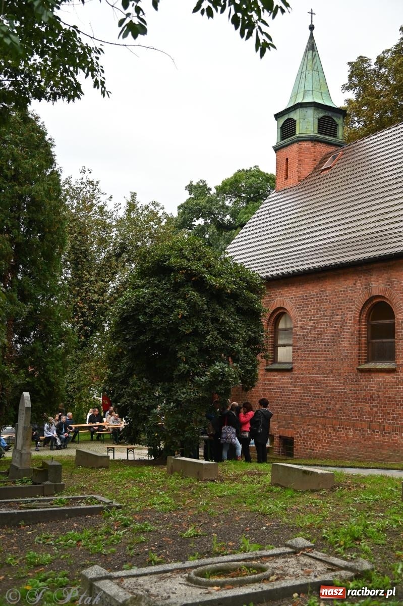 Zdjęcie w galerii na portalu naszraciborz.pl: Muzyka na wzgórzu i zwiedzanie kaplicy – koncert, który obudził ciszę cmentarza ewangelickiego w Raciborzu wiadomości z regionu