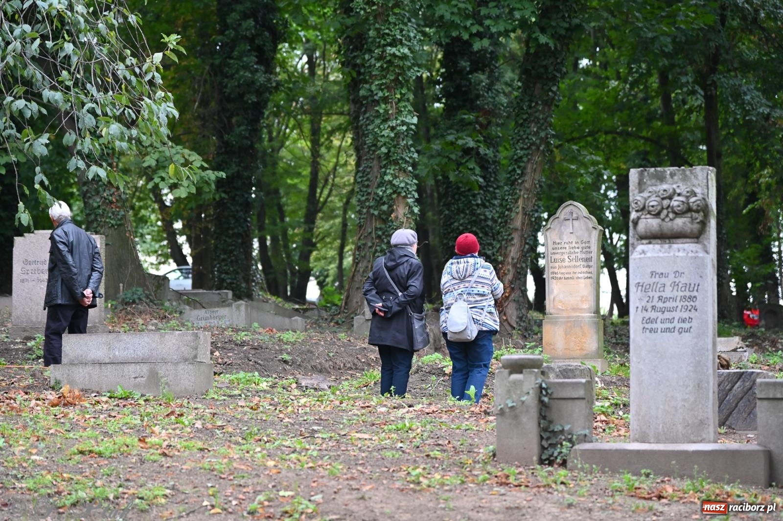Zdjęcie w galerii na portalu naszraciborz.pl: Muzyka na wzgórzu i zwiedzanie kaplicy – koncert, który obudził ciszę cmentarza ewangelickiego w Raciborzu wiadomości z regionu