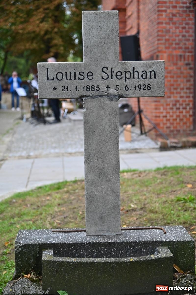 Zdjęcie w galerii na portalu naszraciborz.pl: Muzyka na wzgórzu i zwiedzanie kaplicy – koncert, który obudził ciszę cmentarza ewangelickiego w Raciborzu wiadomości z regionu