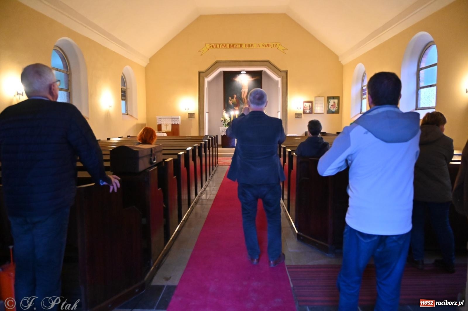 Zdjęcie w galerii na portalu naszraciborz.pl: Muzyka na wzgórzu i zwiedzanie kaplicy – koncert, który obudził ciszę cmentarza ewangelickiego w Raciborzu wiadomości z regionu