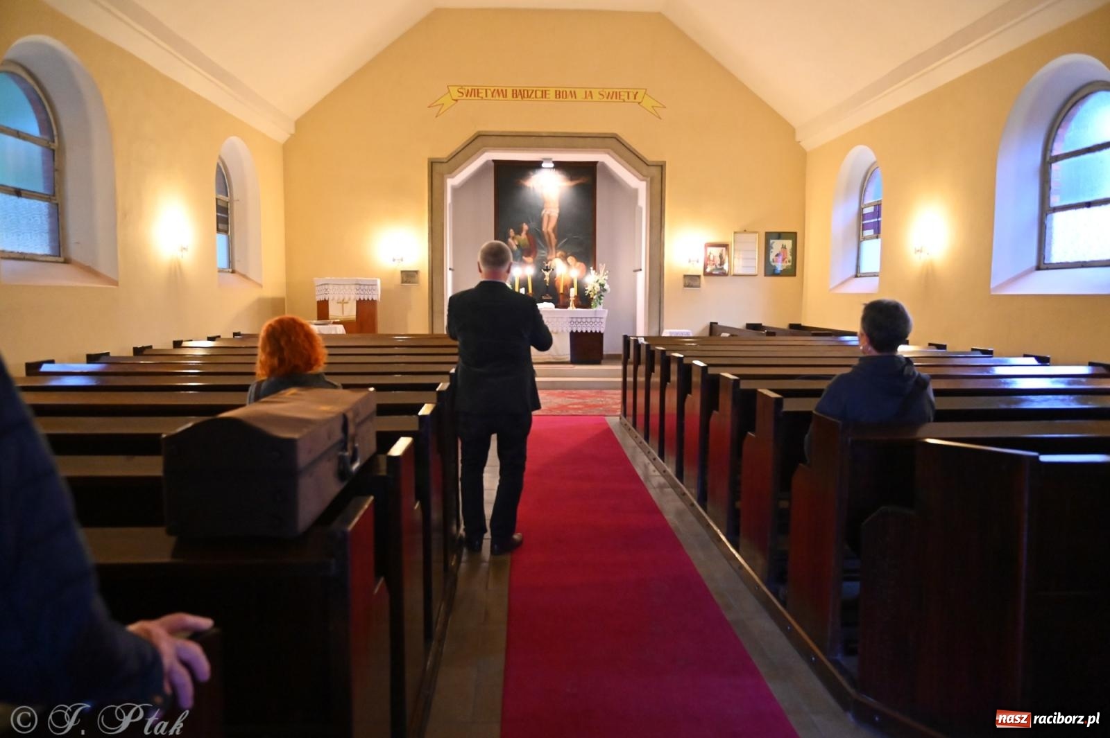 Zdjęcie w galerii na portalu naszraciborz.pl: Muzyka na wzgórzu i zwiedzanie kaplicy – koncert, który obudził ciszę cmentarza ewangelickiego w Raciborzu wiadomości z regionu