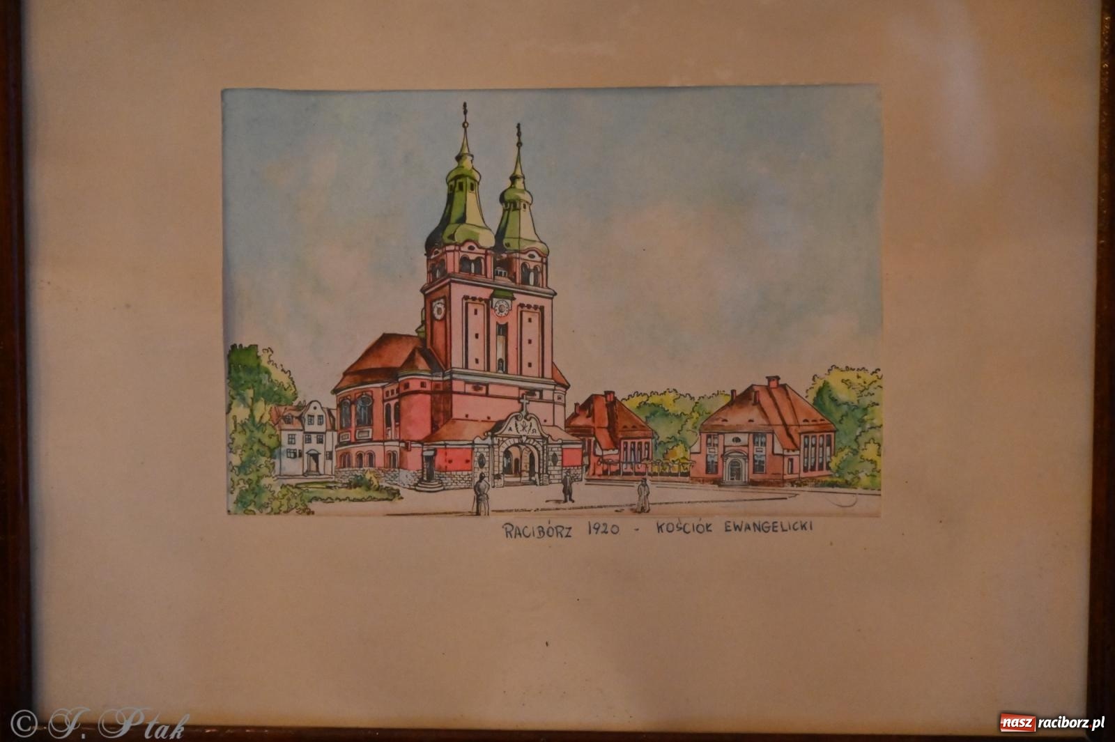 Zdjęcie w galerii na portalu naszraciborz.pl: Muzyka na wzgórzu i zwiedzanie kaplicy – koncert, który obudził ciszę cmentarza ewangelickiego w Raciborzu wiadomości z regionu