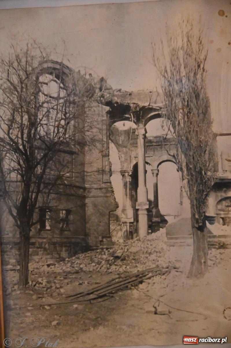 Zdjęcie w galerii na portalu naszraciborz.pl: Muzyka na wzgórzu i zwiedzanie kaplicy – koncert, który obudził ciszę cmentarza ewangelickiego w Raciborzu wiadomości z regionu