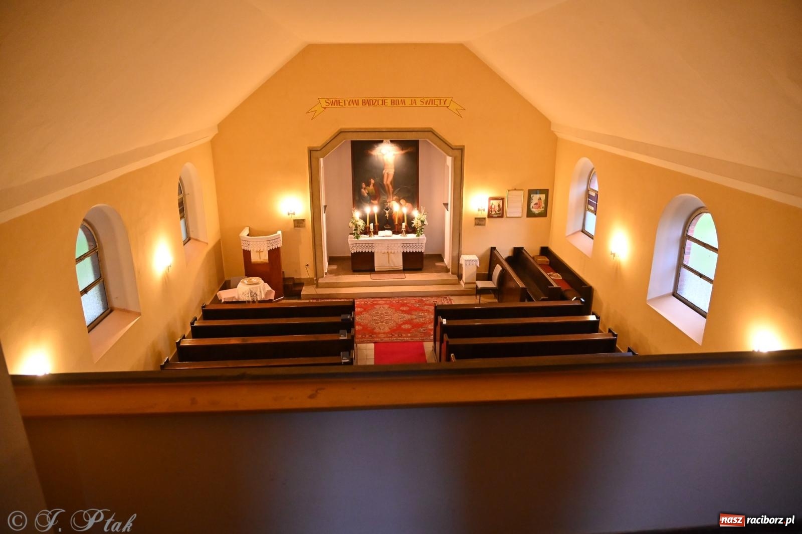 Zdjęcie w galerii na portalu naszraciborz.pl: Muzyka na wzgórzu i zwiedzanie kaplicy – koncert, który obudził ciszę cmentarza ewangelickiego w Raciborzu wiadomości z regionu