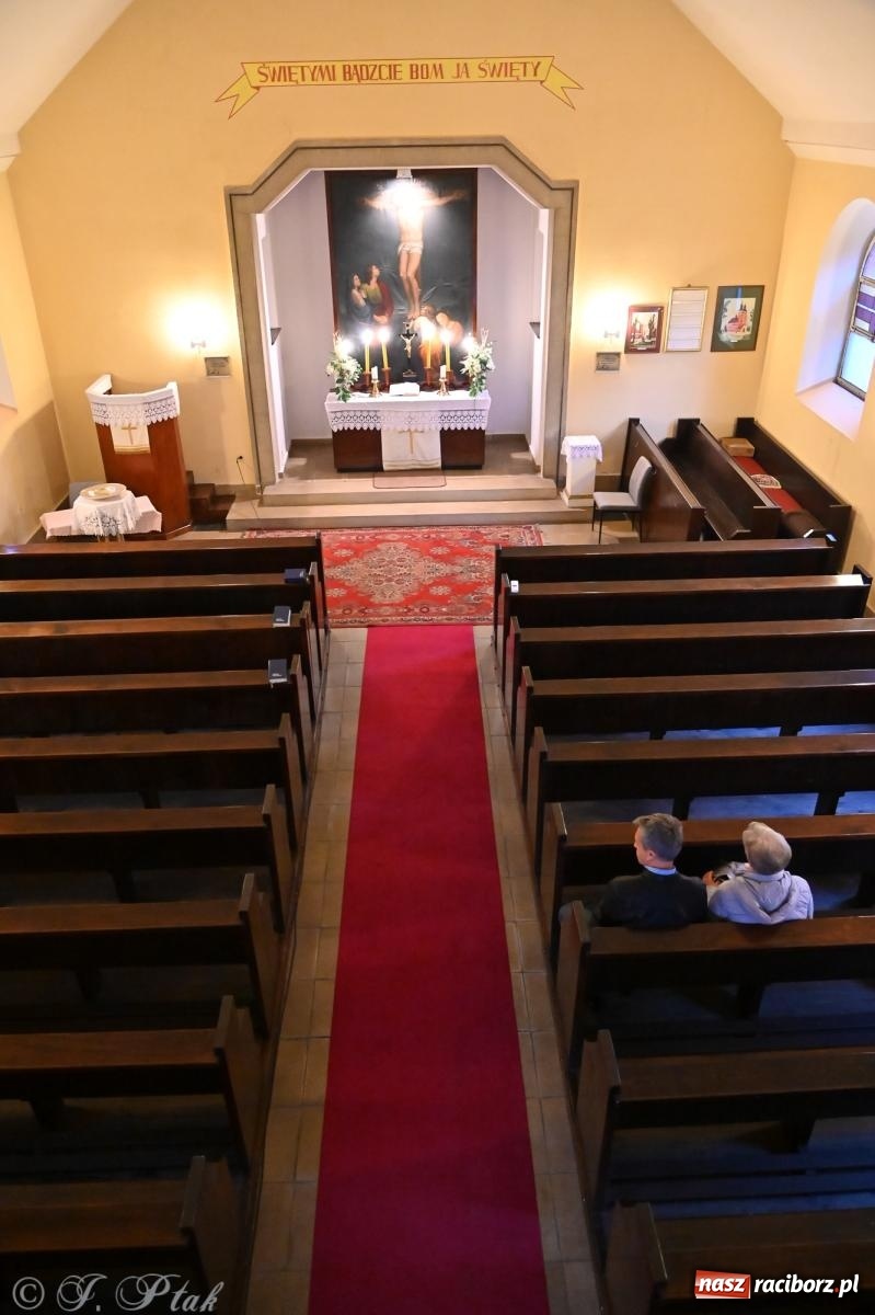 Zdjęcie w galerii na portalu naszraciborz.pl: Muzyka na wzgórzu i zwiedzanie kaplicy – koncert, który obudził ciszę cmentarza ewangelickiego w Raciborzu wiadomości z regionu