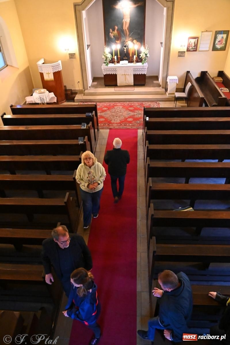 Zdjęcie w galerii na portalu naszraciborz.pl: Muzyka na wzgórzu i zwiedzanie kaplicy – koncert, który obudził ciszę cmentarza ewangelickiego w Raciborzu wiadomości z regionu