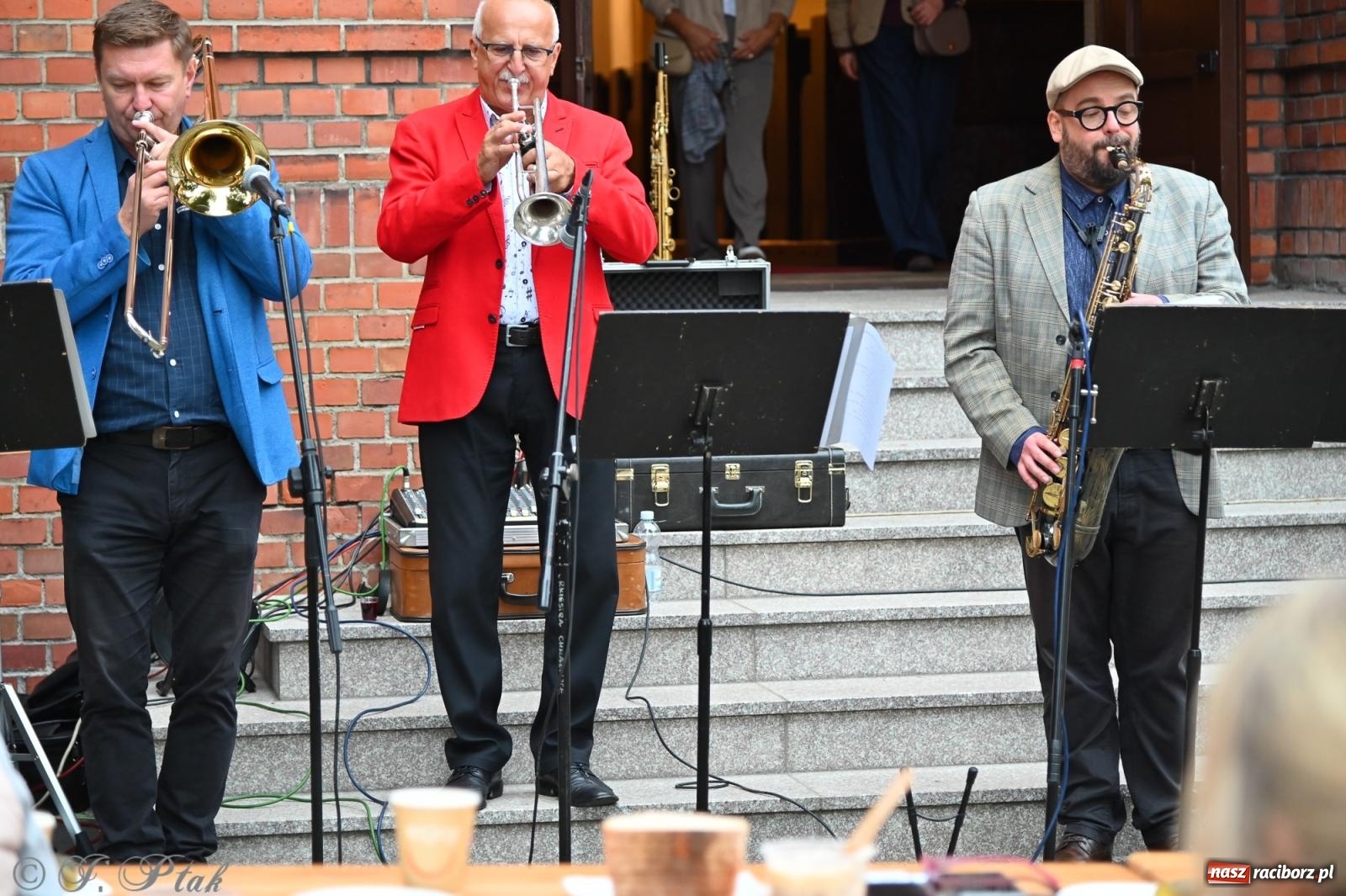 Zdjęcie w galerii na portalu naszraciborz.pl: Muzyka na wzgórzu i zwiedzanie kaplicy – koncert, który obudził ciszę cmentarza ewangelickiego w Raciborzu wiadomości z regionu