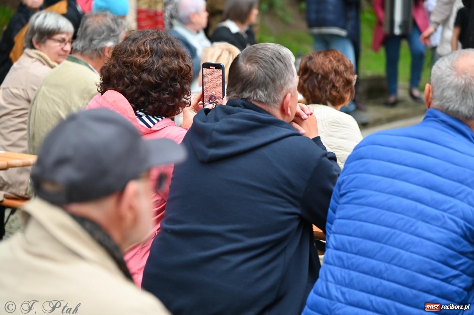 Zdjęcie w galerii na portalu naszraciborz.pl: Muzyka na wzgórzu i zwiedzanie kaplicy – koncert, który obudził ciszę cmentarza ewangelickiego w Raciborzu wiadomości z regionu