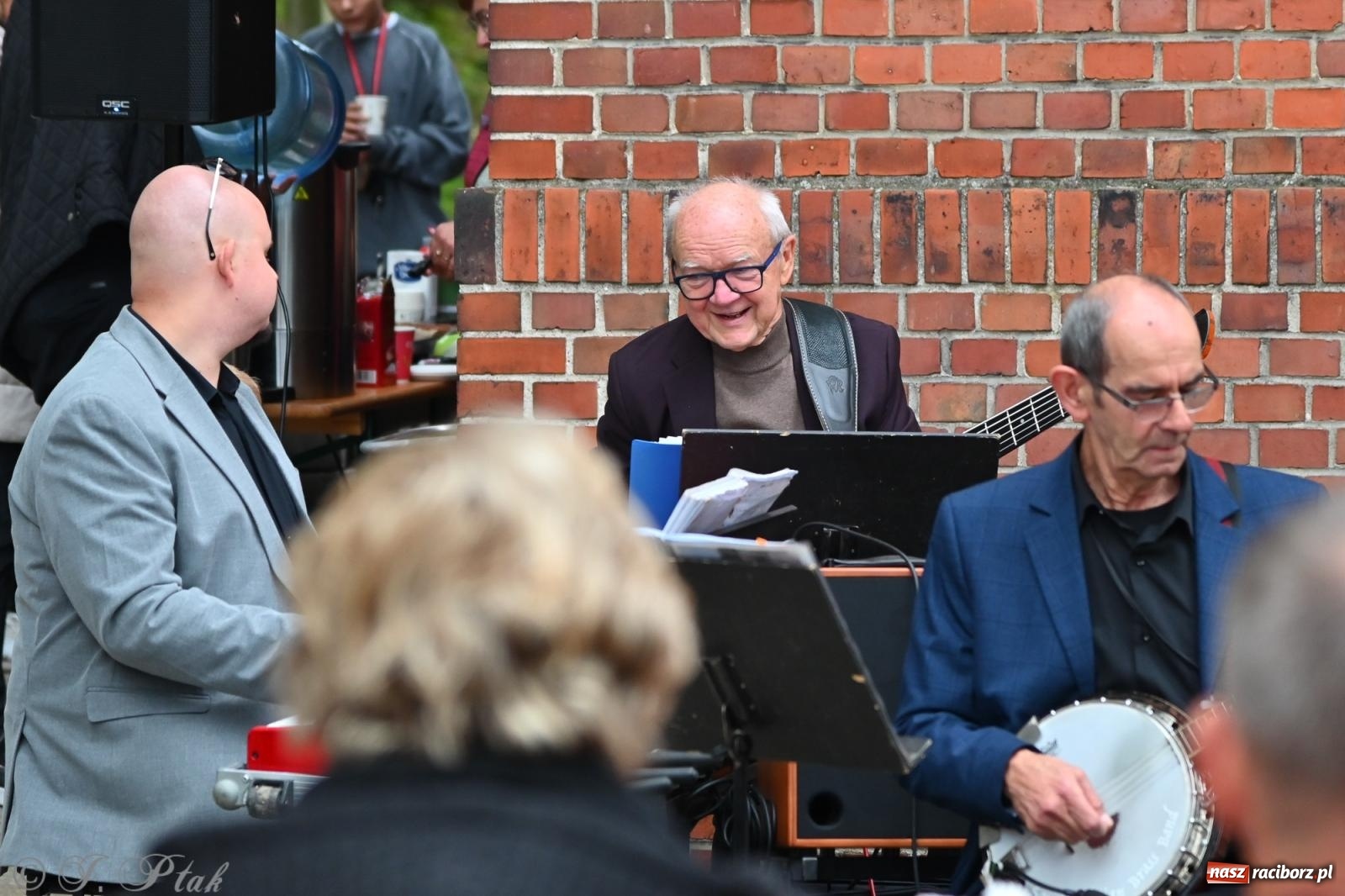 Zdjęcie w galerii na portalu naszraciborz.pl: Muzyka na wzgórzu i zwiedzanie kaplicy – koncert, który obudził ciszę cmentarza ewangelickiego w Raciborzu wiadomości z regionu