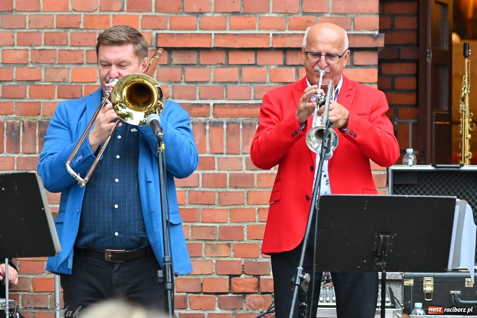 Zdjęcie w galerii na portalu naszraciborz.pl: Muzyka na wzgórzu i zwiedzanie kaplicy – koncert, który obudził ciszę cmentarza ewangelickiego w Raciborzu wiadomości z regionu