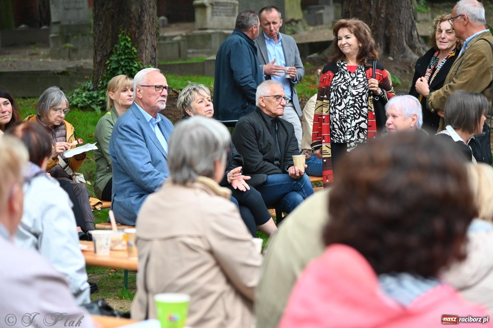 Zdjęcie w galerii na portalu naszraciborz.pl: Muzyka na wzgórzu i zwiedzanie kaplicy – koncert, który obudził ciszę cmentarza ewangelickiego w Raciborzu wiadomości z regionu